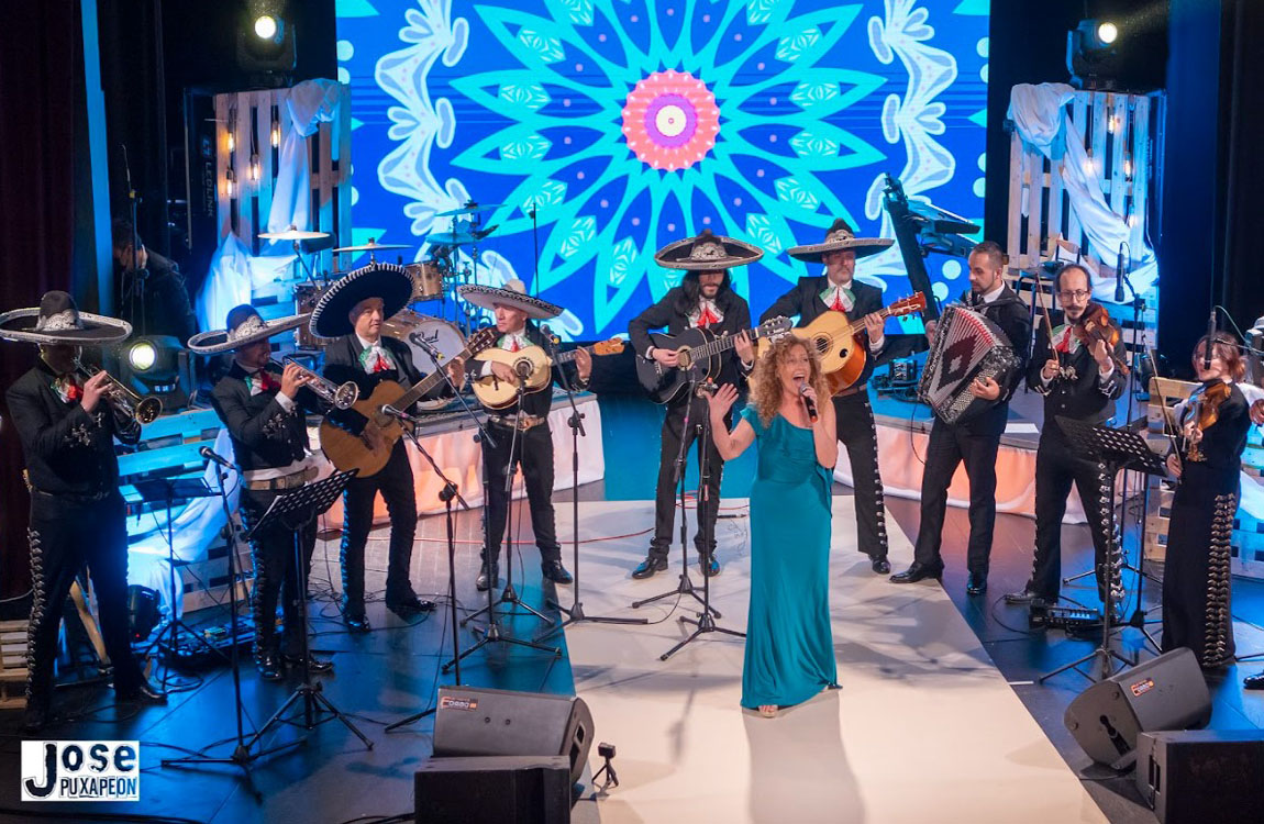 Mina Longo con su banda de mariachis